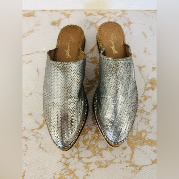 Free People Shoes - 🔥🔥FINAL CLEARENCE🔥🔥 FREE PEOPLE Silver Snake Shoes
